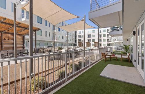 Windsor Park Apartment | Luxury 2-BR with Poolside Patio