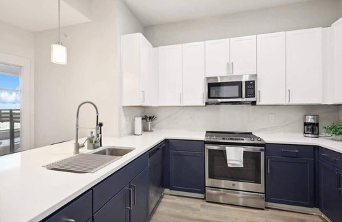 Deep Ellum Apartment | Luxury 2BD | DT Deep Ellum | 7 Beds | Free Parking