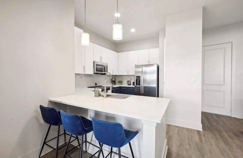 Deep Ellum Apartment | Luxury 2BD | DT Deep Ellum | 7 Beds | Free Parking