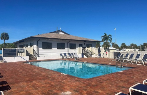 Fort Myers Beach House | Luxury 2BR 2Bath steps to FMB DEEP DISCOUNT May - Dec 2025