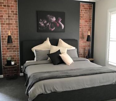 Bathurst Villa | Luxury 2br home with King, 5 star private & close