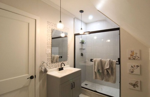 Scranton House | Luxury 3-bedroom suite in Scranton-Hill Section with WiFi + Cable