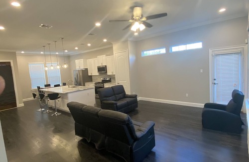 Southeast Houston Villa | Luxury 3bed 2.5bath home with Master balcony