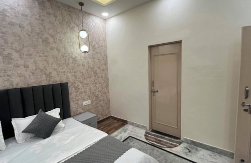 Shyam Nagar House | Luxury 3BHK 5 min from Metro Station with Projector, AC, Wifi, Kitchen-Dune Cove