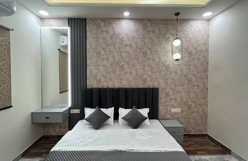 Shyam Nagar House | Luxury 3BHK 5 min from Metro Station with Projector, AC, Wifi, Kitchen-Dune Cove