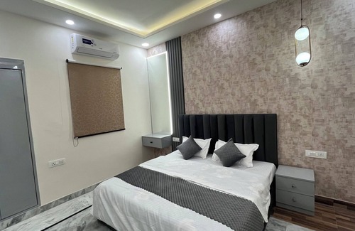 Shyam Nagar House | Luxury 3BHK 5 min from Metro Station with Projector, AC, Wifi, Kitchen-Dune Cove
