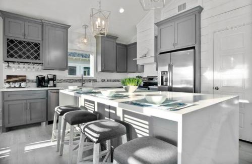 Crystal Beach House | Luxury 3BR Beach Cabin w Gulf Views and Soaking Tub