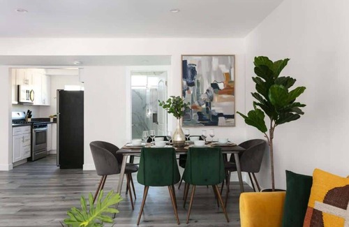 Glendale Apartment | Luxury 3BR Condo Near Americana & Galleria