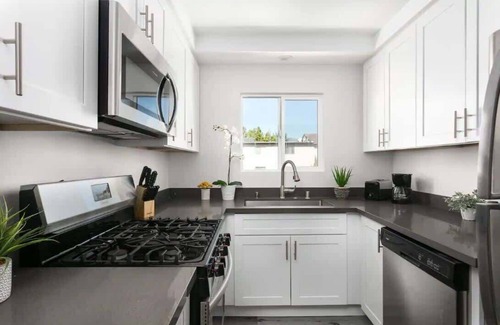 Glendale Apartment | Luxury 3BR Condo Near Americana & Galleria