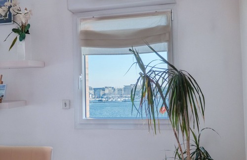 Courtoisville-Sillon-Moka Apartment | Luxury 4* apartment with closed garage and pond view 50m from the Sillon beach