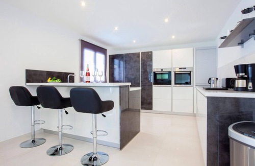 Puerto del Carmen Villa | Luxury 4 bed, 3 bath villa in central Puerto del Carmen with free WiFi & Air Con