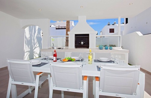 Puerto del Carmen Villa | Luxury 4 bed, 3 bath villa in central Puerto del Carmen with free WiFi & Air Con