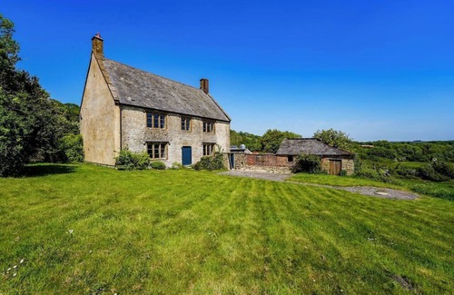 Beaminster House | Luxury 4 Bed Farmhouse on Rewilding Estate