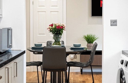 Horley House | Luxury 4 Bedroom,3 Bathroom House Long term stays Driveway Garden-Gatwick Horley