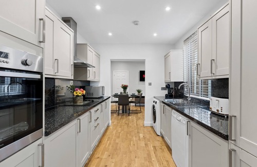 Horley House | Luxury 4 Bedroom,3 Bathroom House Long term stays Driveway Garden-Gatwick Horley