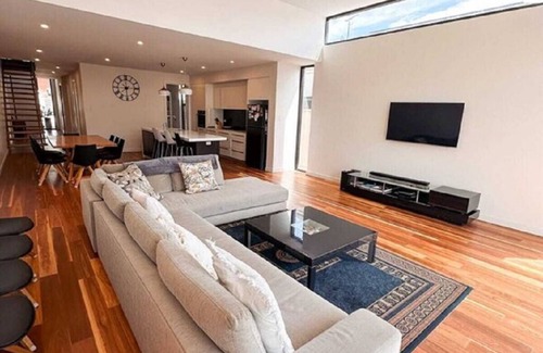 Grange House | Luxury 4-bedroom house mins walk from Grange Beach