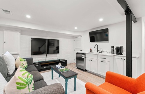 Hill East House | Luxury 4 BR Capitol Hill Home, Steps to Metro, Walk to Capitol and DC Landmarks