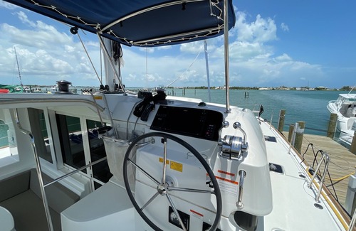 Lubbers Quarters Cay Boat Rental | Luxury 40 ft Catamaran in Marsh Harbour
