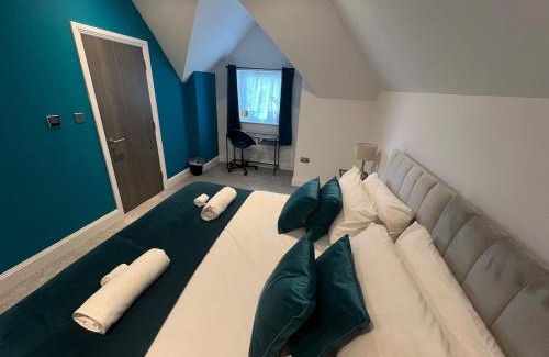 Kenley House | Luxury 4BR Home with Hot Tub, Sleep 8, Free Parking, Garden