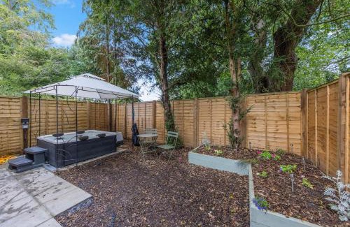 Kenley House | Luxury 4BR Home with Hot Tub, Sleep 8, Free Parking, Garden