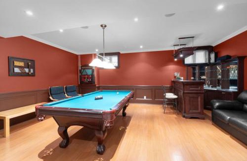 York House | Luxury 4BR - Pool Table - 10 min to Yorkdale Mall
