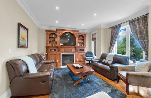 York House | Luxury 4BR - Pool Table - 10 min to Yorkdale Mall
