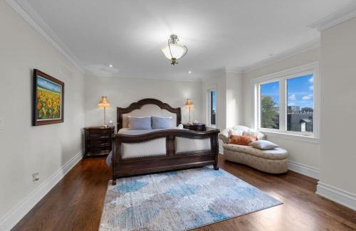 York House | Luxury 4BR - Pool Table - 10 min to Yorkdale Mall