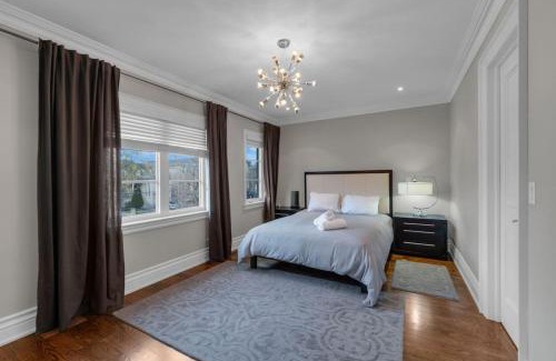 York House | Luxury 4BR - Pool Table - 10 min to Yorkdale Mall