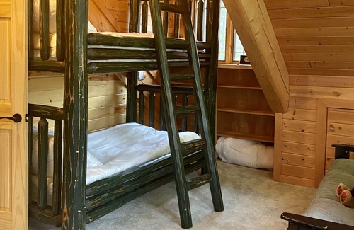Harbor Springs Cabin | Luxury, 4k sqft Fireside Lodge with Treetop Bunkhouse, pet friendly! No fees!