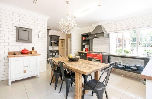 Greater Johannesburg Metropolitan Area House | Luxury 5-bedroom house with WiFi, Solar in Sandton