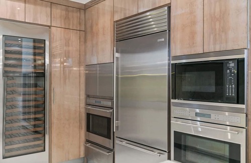 Bal Harbour Condo | Luxury 5 Stars – Oceanfront Stay for 4 w/World-class Amenities