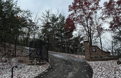 Gatlinburg - Pigeon Forge Cabin | Luxury 5000sqft 6 Acre Lodge with Views, Wildlife, 2 Game Rooms & Fast Internet!