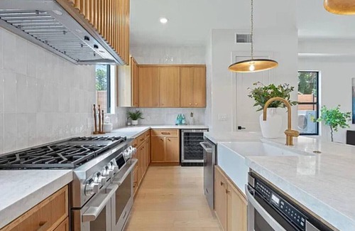 East Cesar Chavez House | Luxury 5BR East Austin + Rooftop & Pool/Hot Tub