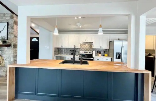 Indian Oaks House | *Luxury 5mi Domain 6Rms3 bath/Pool/HotTub/Foosball