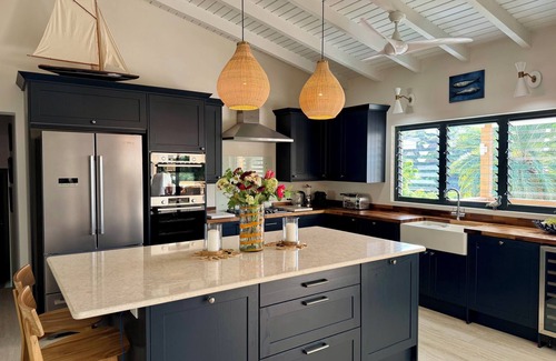 English Harbour Villa | Luxury 6 Bed Villa, 3 Min walk from Pigeon Beach, Private Pool, own Pickle Court