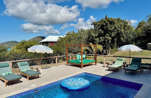 English Harbour Villa | Luxury 6 Bed Villa, 3 Min walk from Pigeon Beach, Private Pool, own Pickle Court