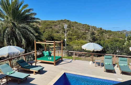 English Harbour Villa | Luxury 6 Bed Villa, 3 Min walk from Pigeon Beach, Private Pool, own Pickle Court
