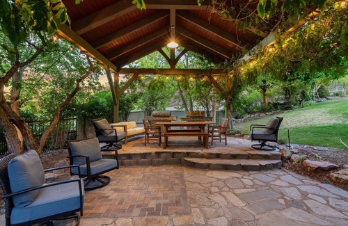 Orem House | Luxury 7000 SQFT, Sleeps 20 - Bball, VBall, 1 acre