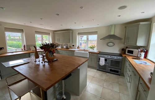 Macclesfield House | Luxury Accom with Pool Henbury Macclesfield