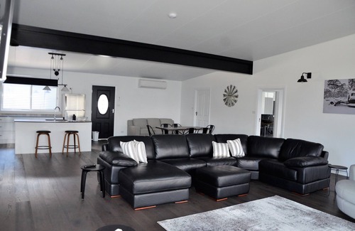 Hazelgrove House | Luxury accommodation - King size beds - stunning views - 5mins to Oberon