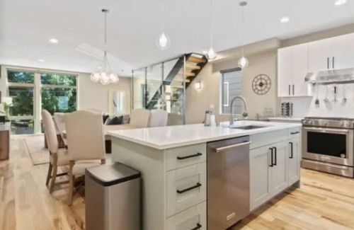 Alki House | Luxury Alki Beach Townhome w/Large Private Rooftop & Amazing Views!