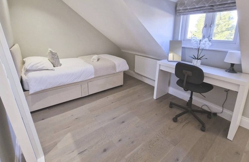 Hylands House | Luxury and Spacious Open Plan Family Friendly Home with a Garden