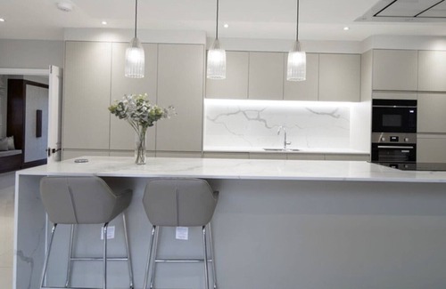 Hylands House | Luxury and Spacious Open Plan Family Friendly Home with a Garden