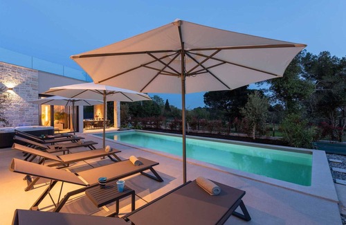 Vabriga Villa | Luxury and stylish 4 BD villa for up to 7 guests with heated pool and jacuzzi