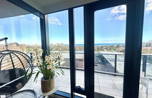 Port Melbourne Apartment | luxury apartment with water views. Walking distance from beach