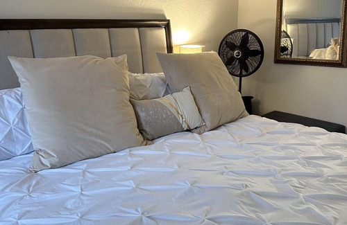 Bellflower Apartment | Luxury Apartment 12-15mins from Long Beach Airport