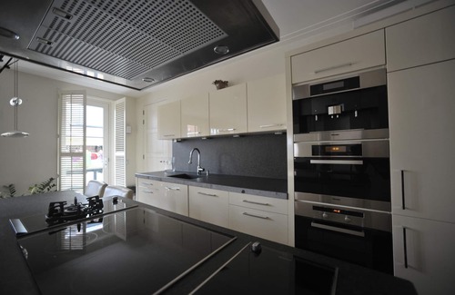 Volendam Apartment | Luxury apartment in the heart of the center of Volendam 30 meters from the harbor.
