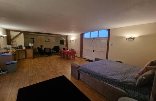 Leighton Buzzard Apartment | Luxury Apartment Rural Retreat, Chauffeur Service