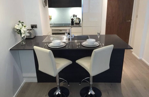 Mortlake Apartment | *LUXURY APARTMENT* with PRIVATE PARKING LONDON- HEATHROW