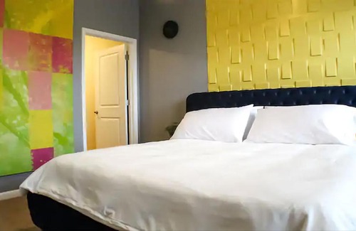 Fall Creek Place Apartment | Luxury Apt 5 min to DWTN Garage Parking Gym